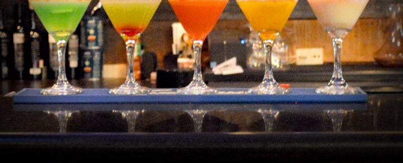Cocteles de colores en la barra