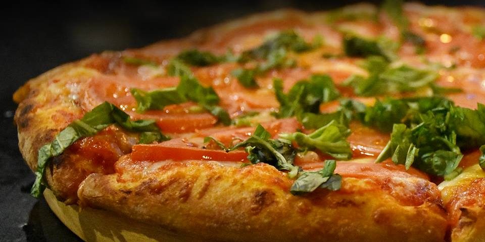 Pizza a la leña con albahaca y tomate