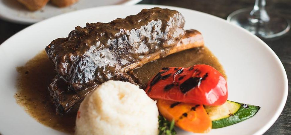 Short rib con puré y vegetales
