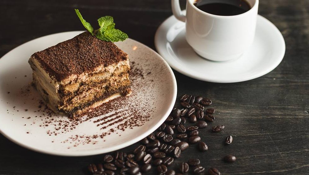 Postre tipo tiramisú con café